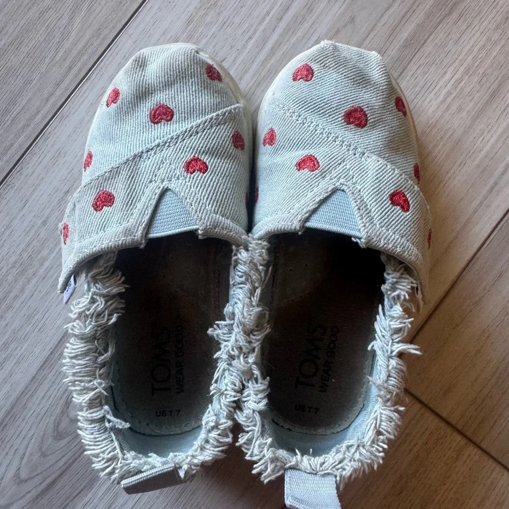 TOMS Kids' Shoes -  Red Heart on light blue